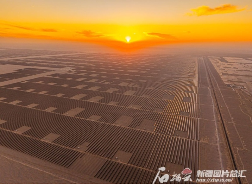 12月18日，中绿电若羌400万千瓦光伏项目并网成功。施新蕾 摄