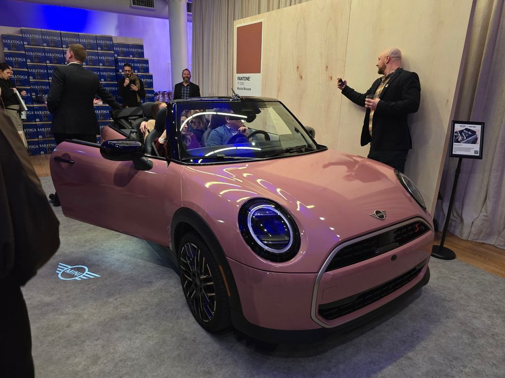 2025 年度流行色,宝马 MINI 携手 Pantone 展示 Mocha Mousse 版 Cooper 敞篷车|宝马|敞篷车|MINI ...