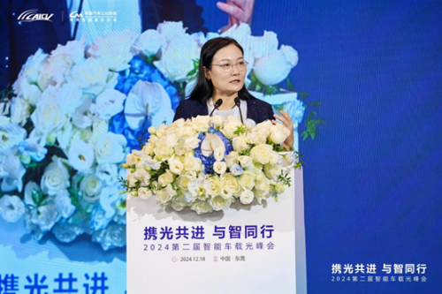 (中国汽车工程学会副布告长、中国智能网联汽车产业翻新定约布告长公维洁作念开场致辞)
