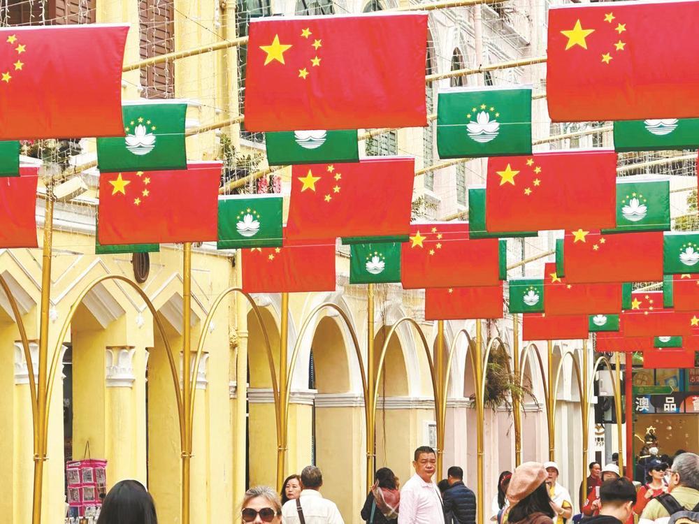 澳门街头悬挂国旗和喜庆装饰,庆祝澳门回归祖国25周年