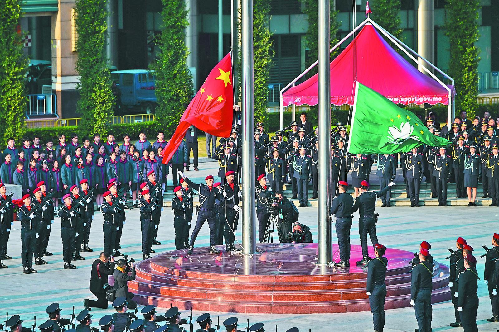 "看到五星红旗,就感受到祖国一直关怀着澳门"