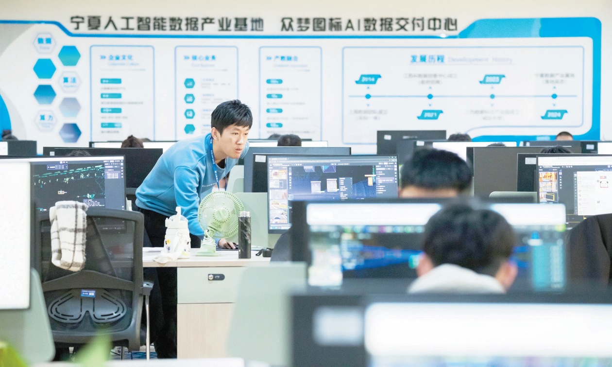 宁夏众梦智能科技有限公司,数据标注员正在责任。陈涛摄