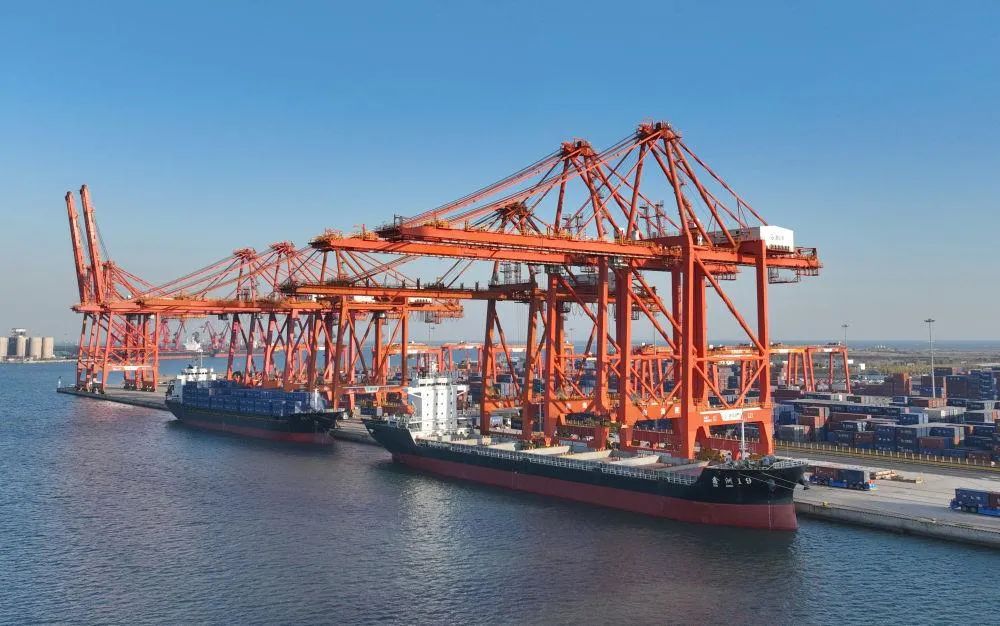 &uarr;11月5日，轮船靠泊在唐山港京唐港区集装箱码头装货（无人机照片）。