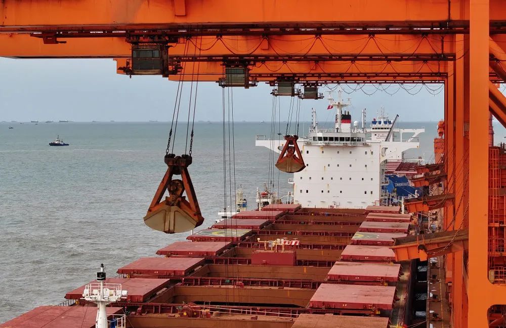 &uarr;10月16日，一艘轮船靠泊在唐山港曹妃甸港区矿石码头卸载（无人机照片）。