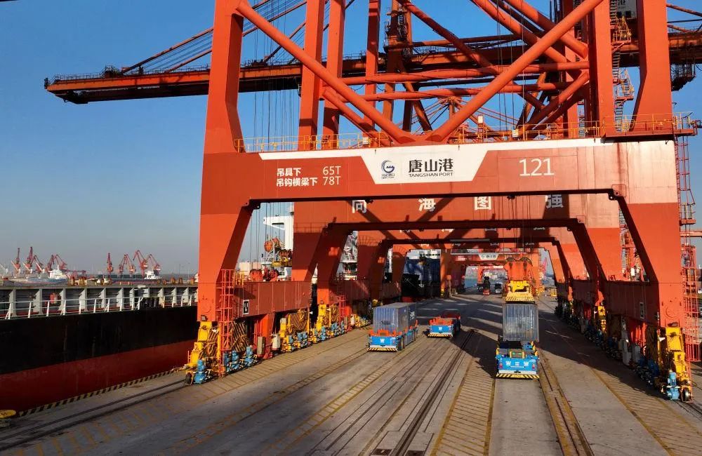 &uarr;11月5日，无人驾驶车在唐山港京唐港区集装箱码头运输货物（无人机照片）。