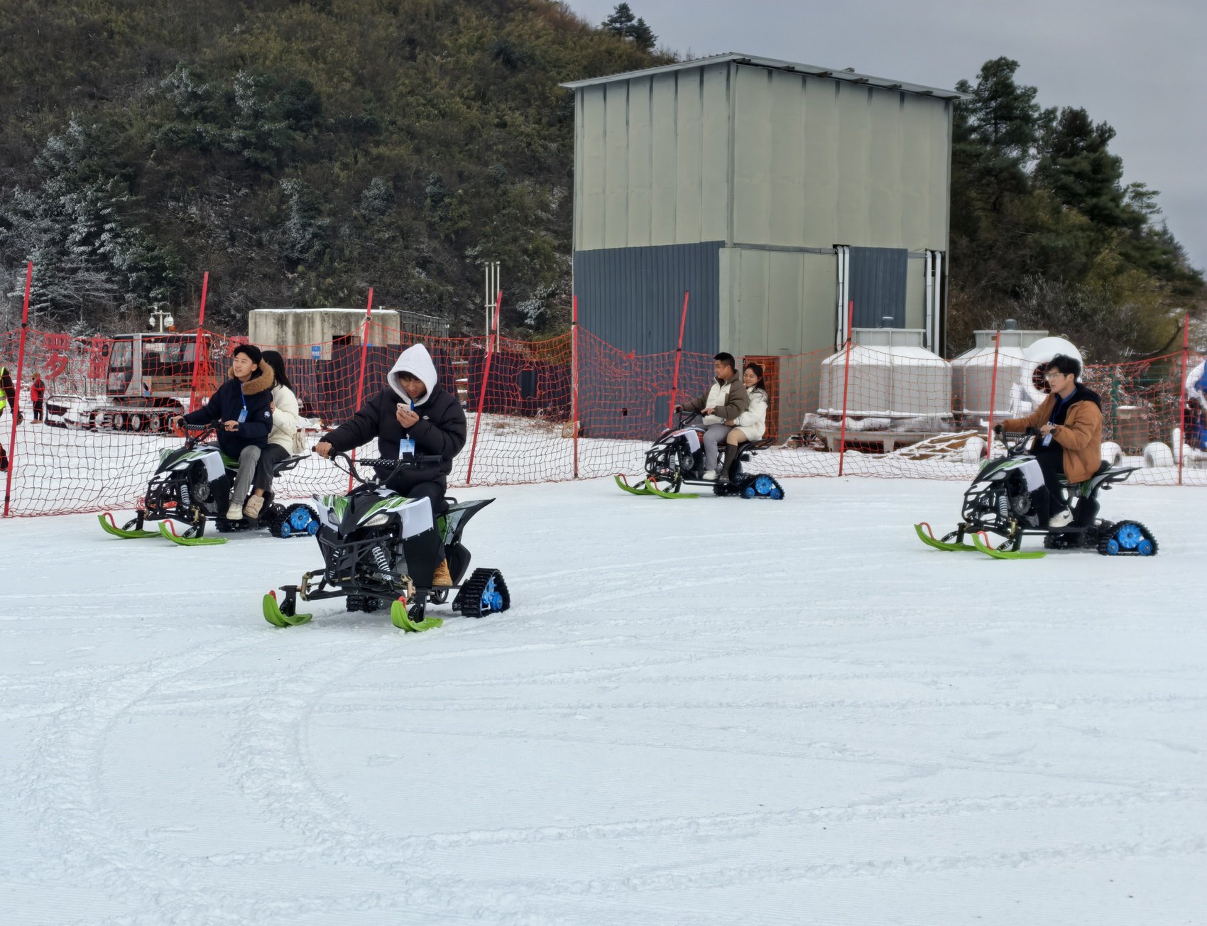 游客在罗盘云顶玩雪地摩托。袁城霖 摄