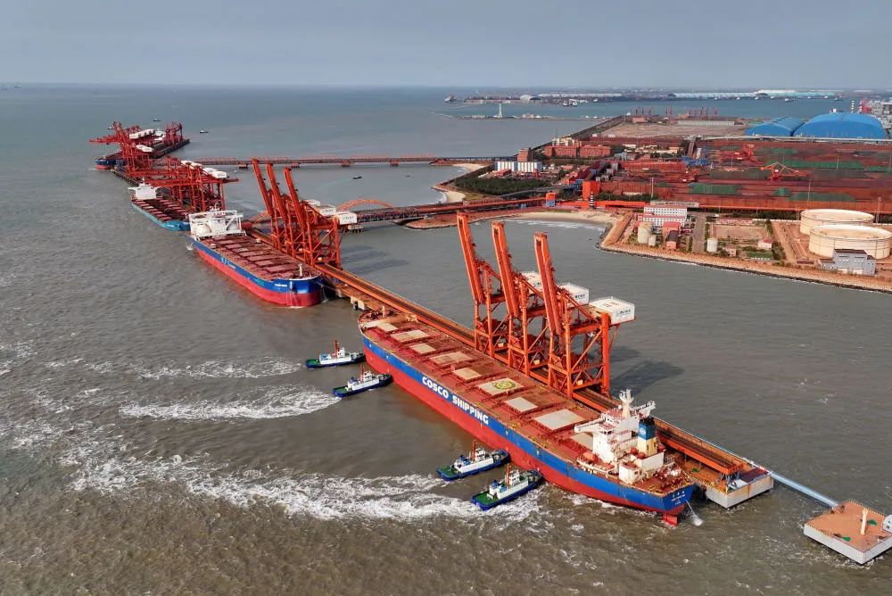 &uarr;&uarr;10月16日，多艘轮船靠泊在唐山港曹妃甸港区矿石码头卸载（无人机照片）。