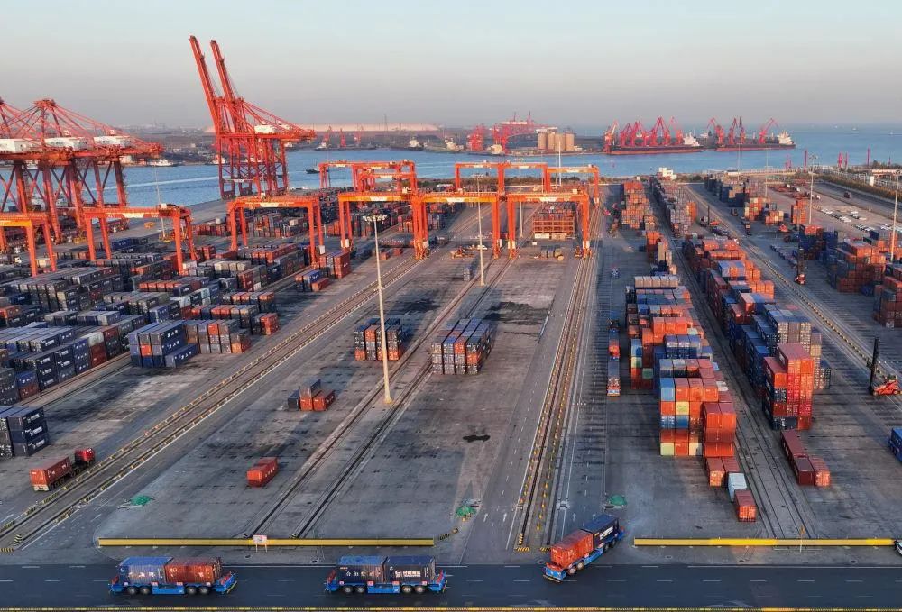 &uarr;11月5日拍摄的唐山港京唐港区集装箱码头堆场（无人机照片）。