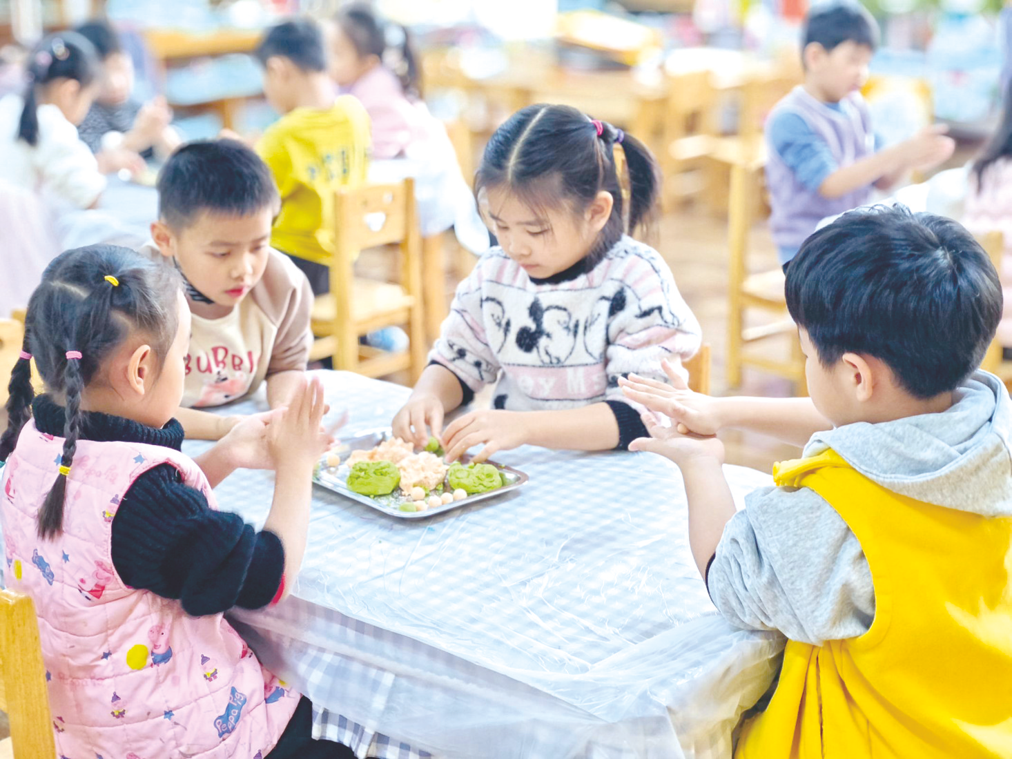     ▶金阳路幼儿园孩子们制作汤圆。    本报通讯员潘红妹 摄