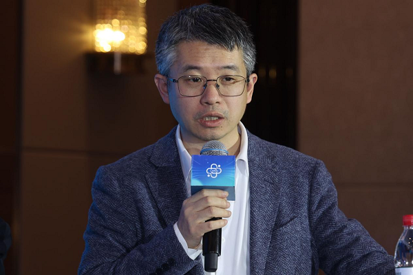 温州医科大学附属第一病院副院长金献测担任上半场会议主抓