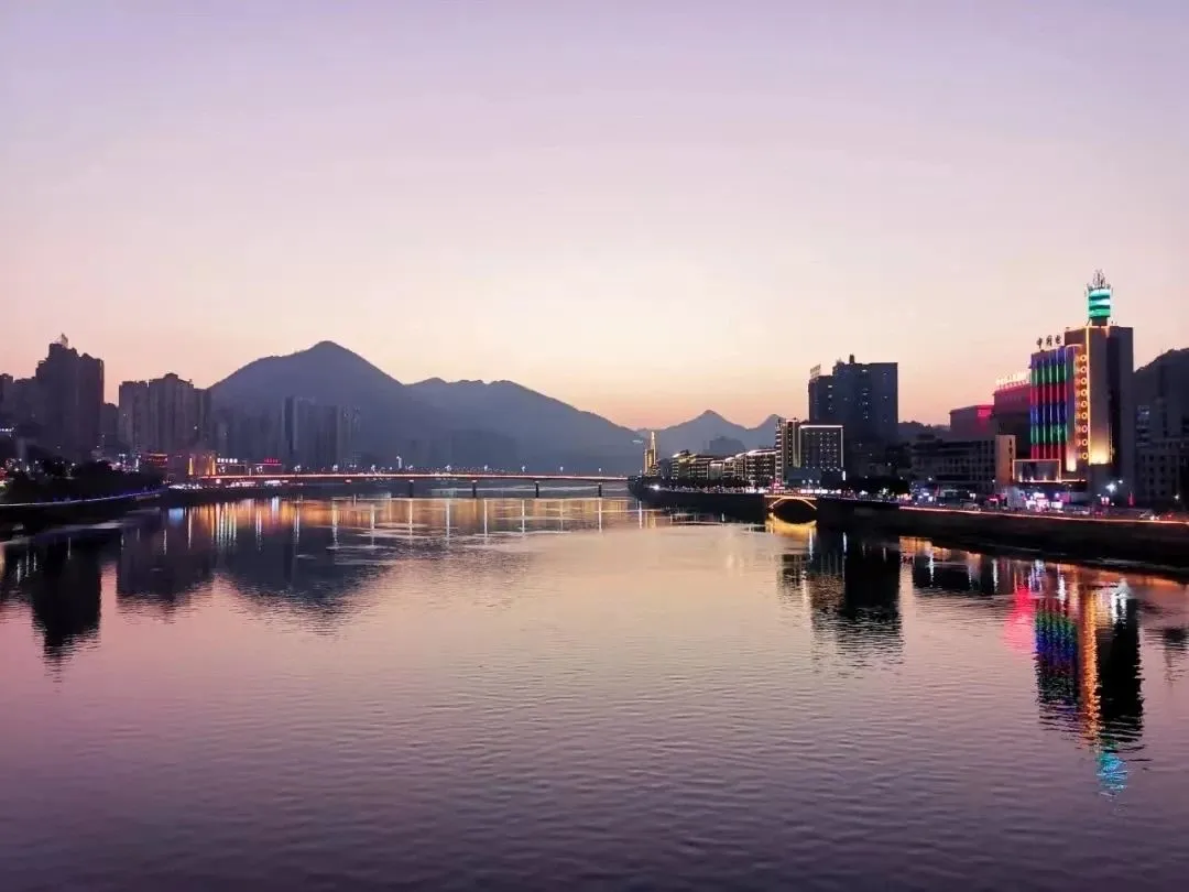  △一道斜阳铺水中。图/郭公平