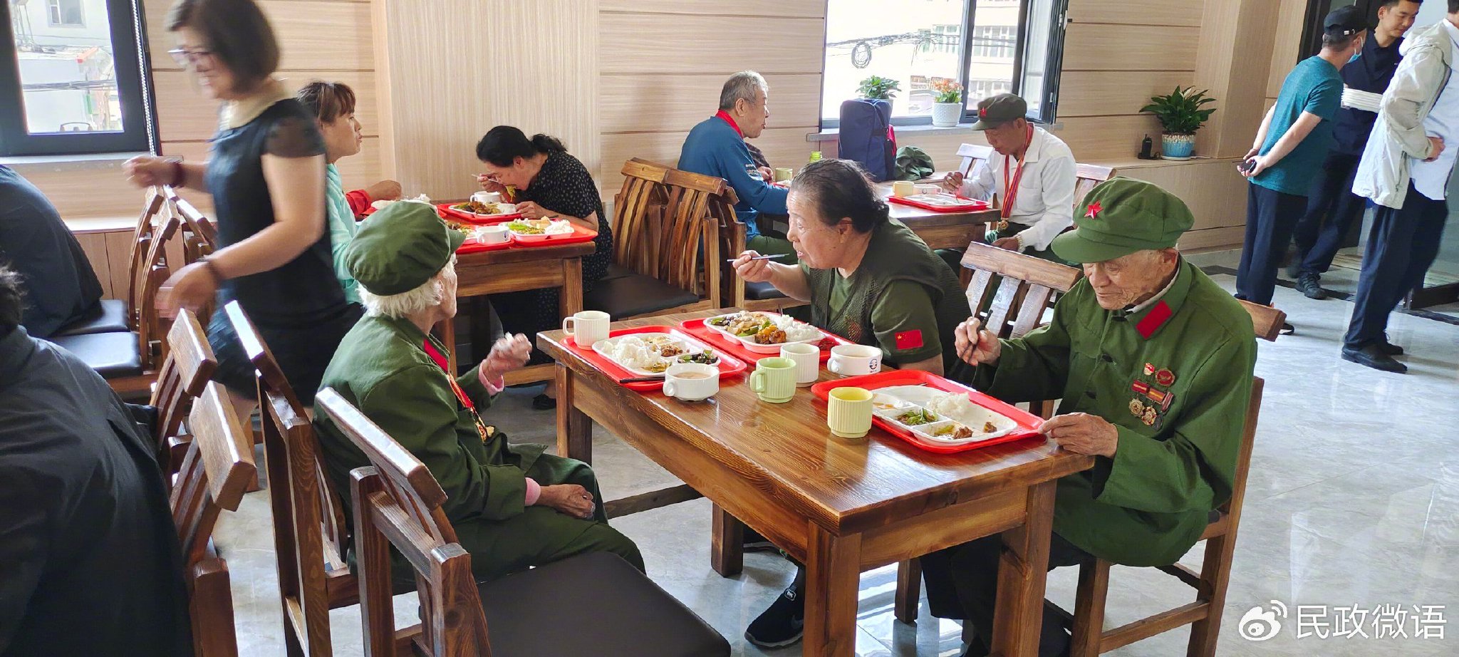 延吉市进学街道文庆社区民膳食堂，老年人正在用餐。