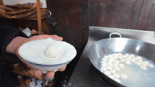 古镇内的特色小吃（央广网记者  杨正弘  摄）