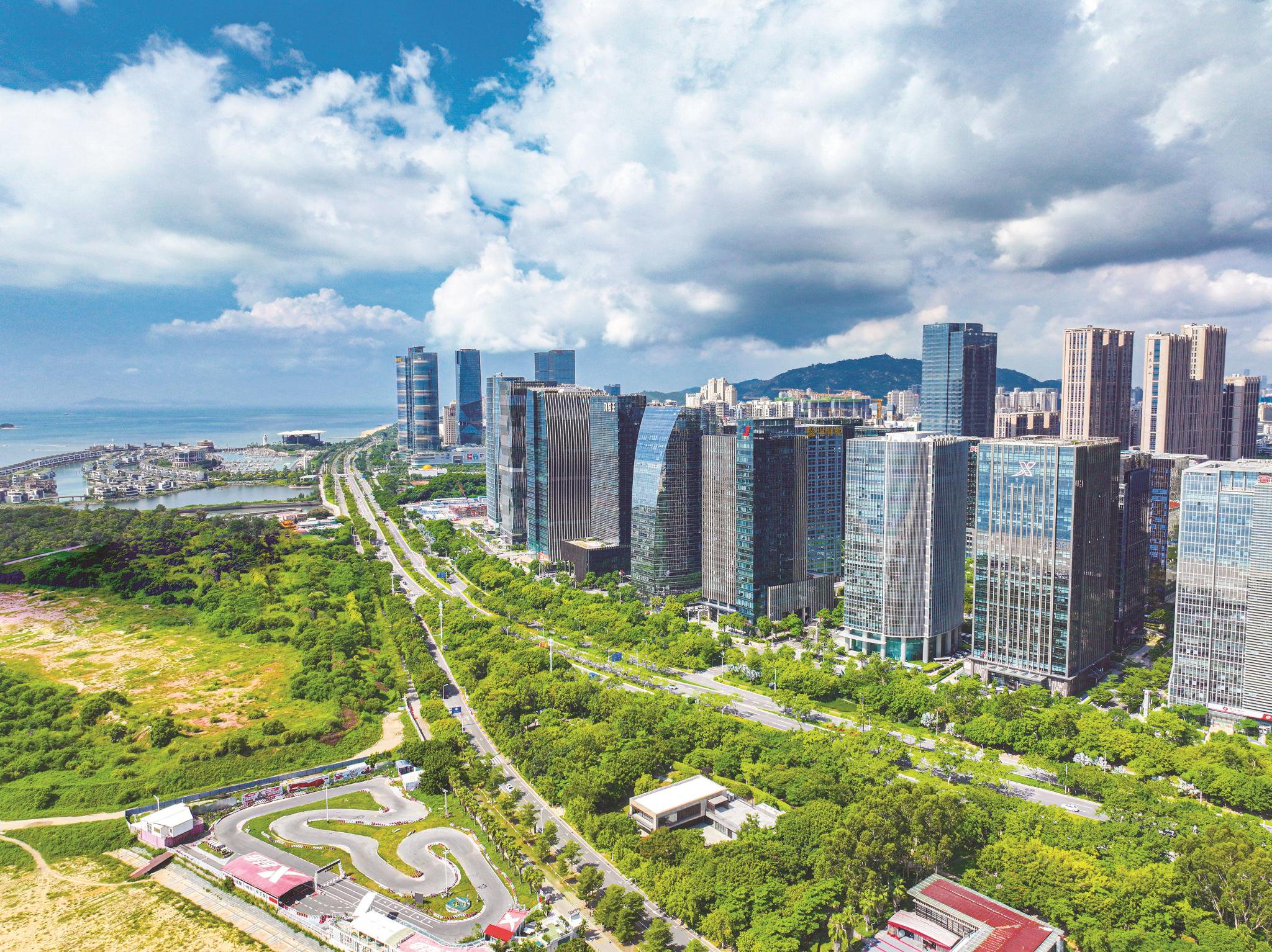 观音山国际商务营运中心高楼林立,总部经济蓬勃发展. 吴贤宾 摄