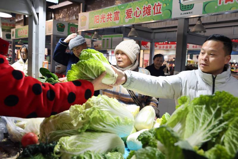 ▲我国肉类、蔬菜等重要食品已经建立了商品追溯体系。图/新华社
