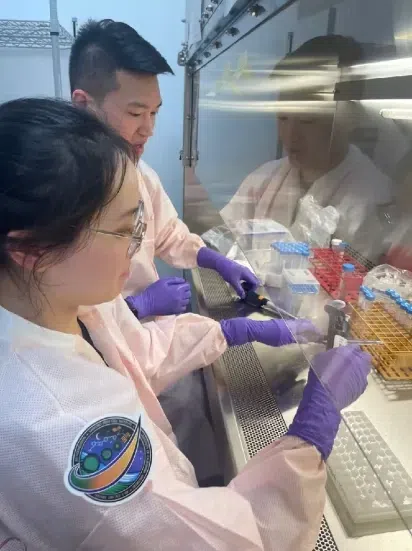 △ 加州大学圣地亚哥分校桑德福干细胞研究所的研究人员准备细胞样本，以迎接“公理3号”的发射。