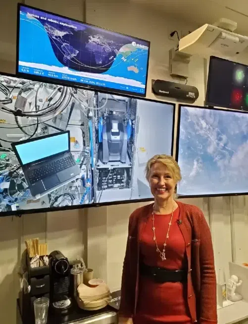 △ Jamieson教授站在学校的“任务控制”中心，那里的显示器实时显示着国际空间站的位置和活动。