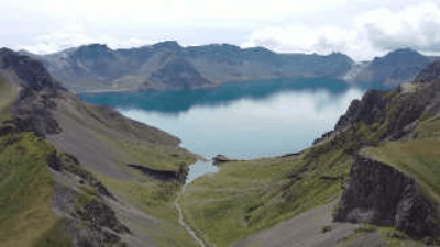 冠绝天下绝美天池 来源/新华社