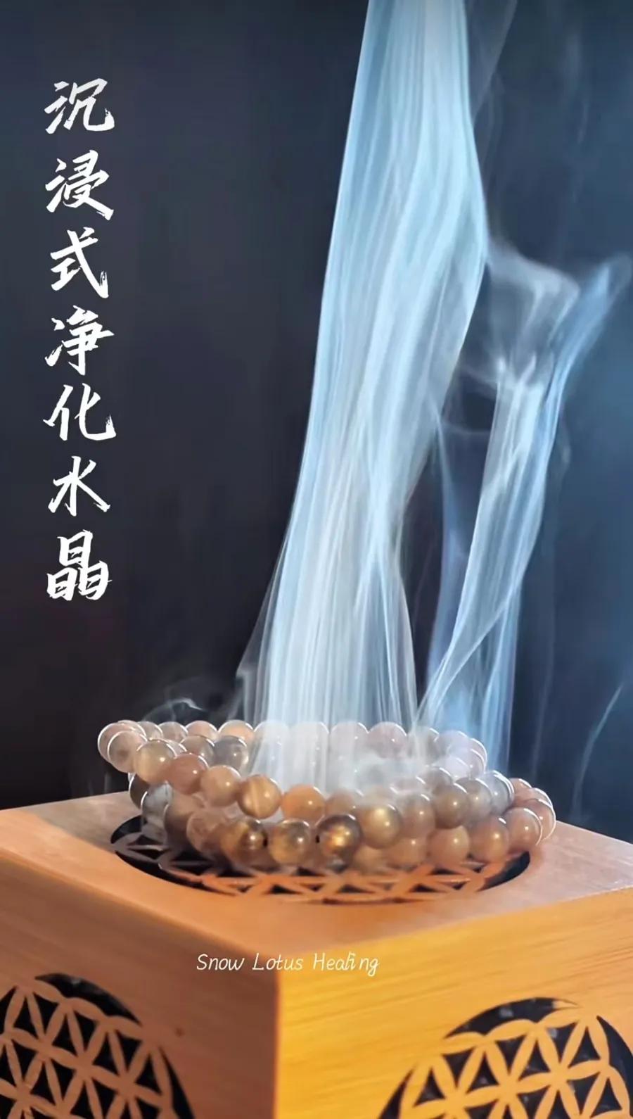 社交媒体上的“水晶净化”，来自小红书用户@Snow Lotus Healing