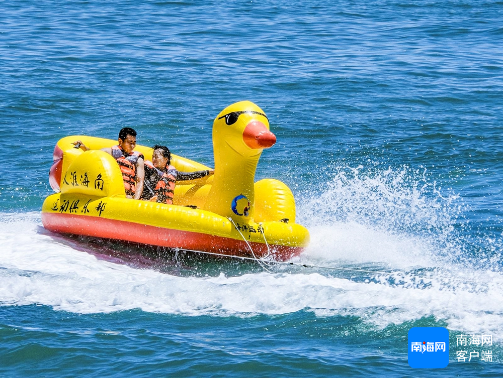 游客在三亚天涯海角游览区体验海上项目。天涯海角游览区供图