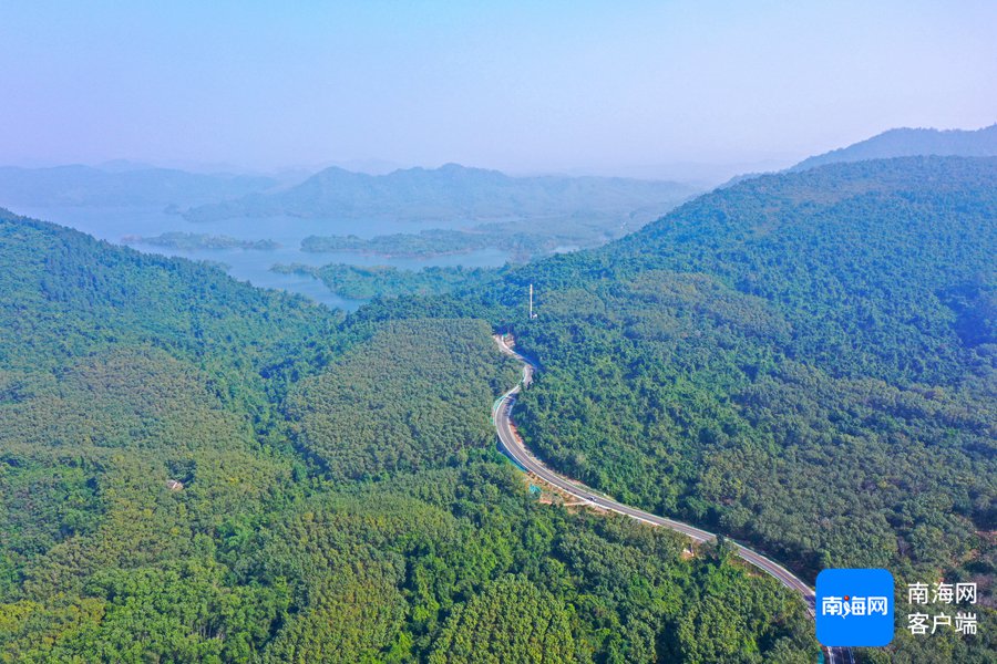 环热带雨林国家公园旅游公路白沙段。记者 汪承贤 摄