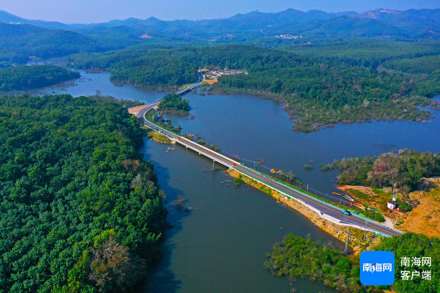 环热带雨林国家公园旅游公路松涛水库周边。记者 汪承贤 摄