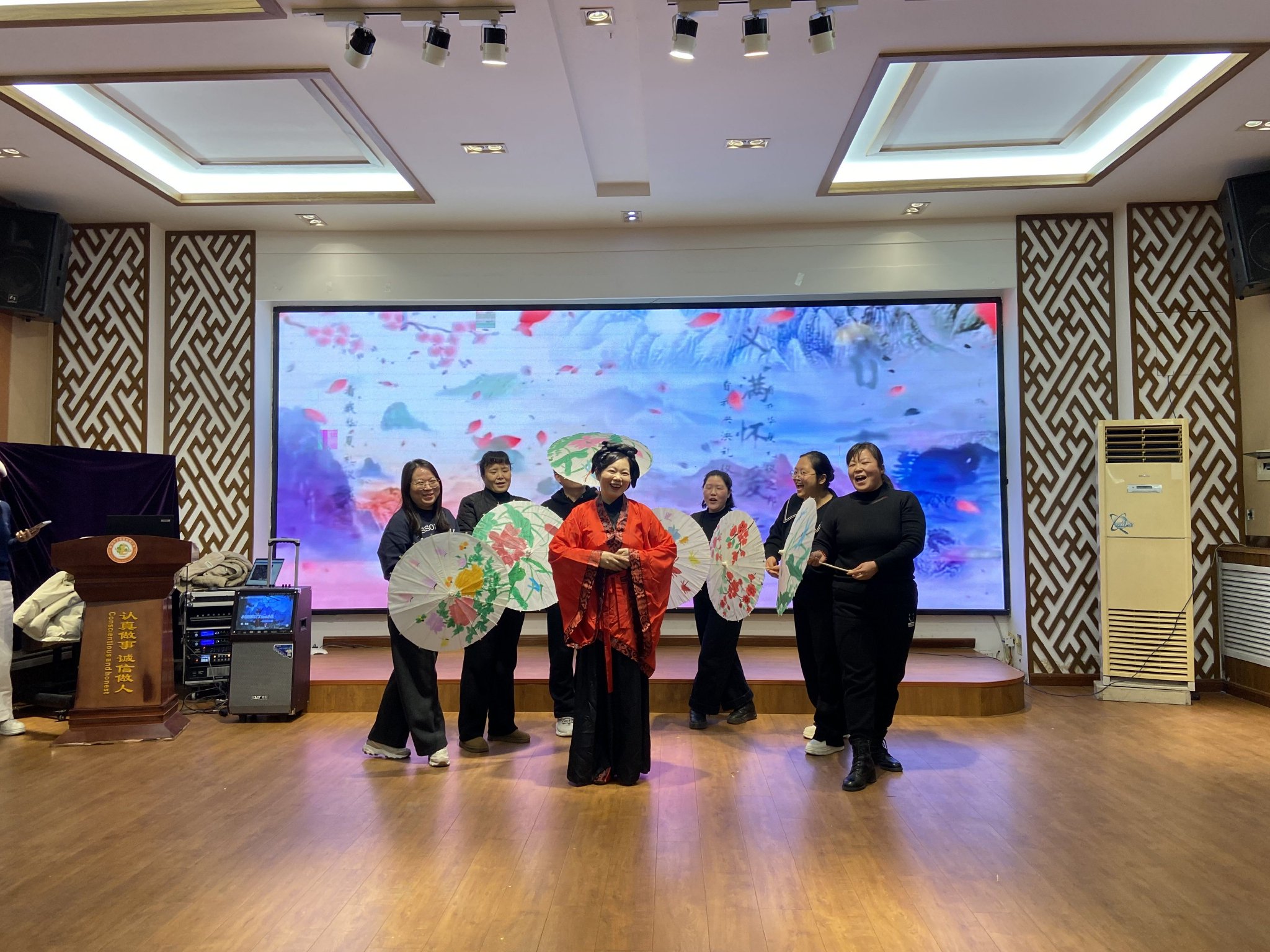欢声笑语庆元旦 凝心聚力迎新年——上街区铝城小学教职工元旦联欢会圆满结束|教职工_新浪财经_新浪网