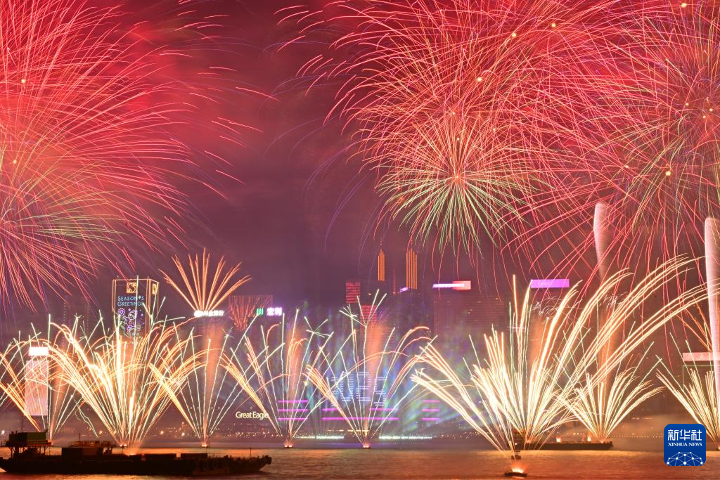 1月1日凌晨,烟花在香港维多利亚港上空绽放,迎接2025年的到来