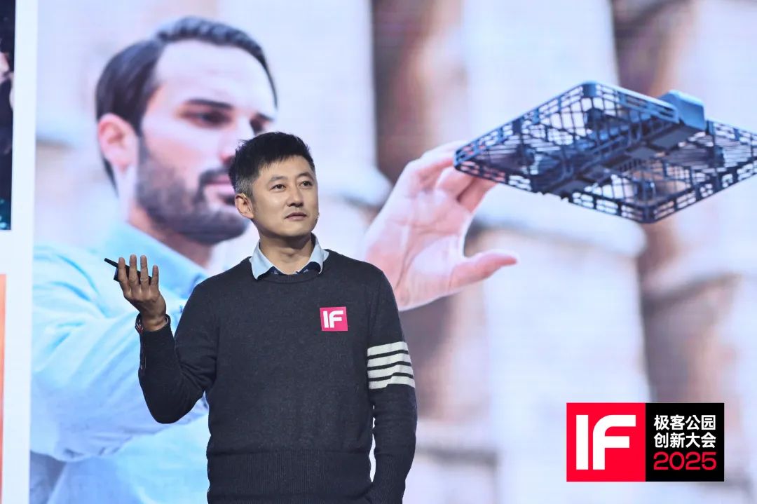 王孟秋介紹零零科技的「飛行相機」產(chǎn)品歷史｜圖片來源：極客公園