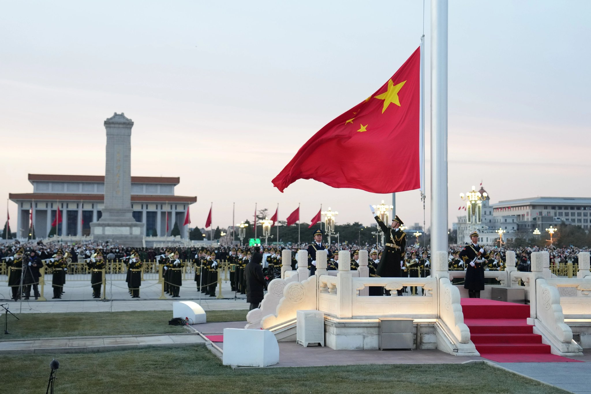 特写:这一刻,一抹中国红映照炽热中国心