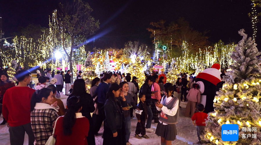 长影环球100奇幻乐园雪地互动区，孩子们在家长的陪伴下，体验着冰雪带来的乐趣。秀英区旅文局供图