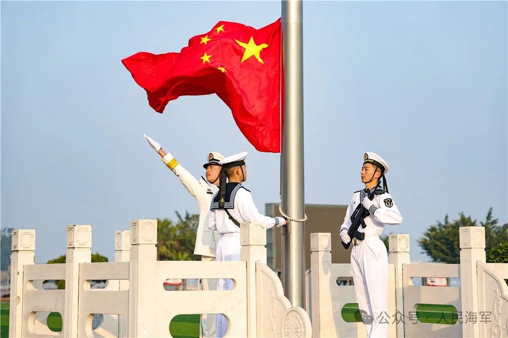 祝愿各部队隆重举行升国旗仪式从海军机关到万里海疆新年第一天清晨