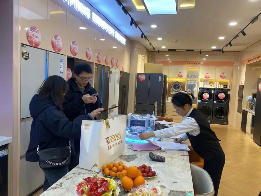 图说：岁末促销，消费者在第一八佰伴购买家电 来源/张钰芸 摄