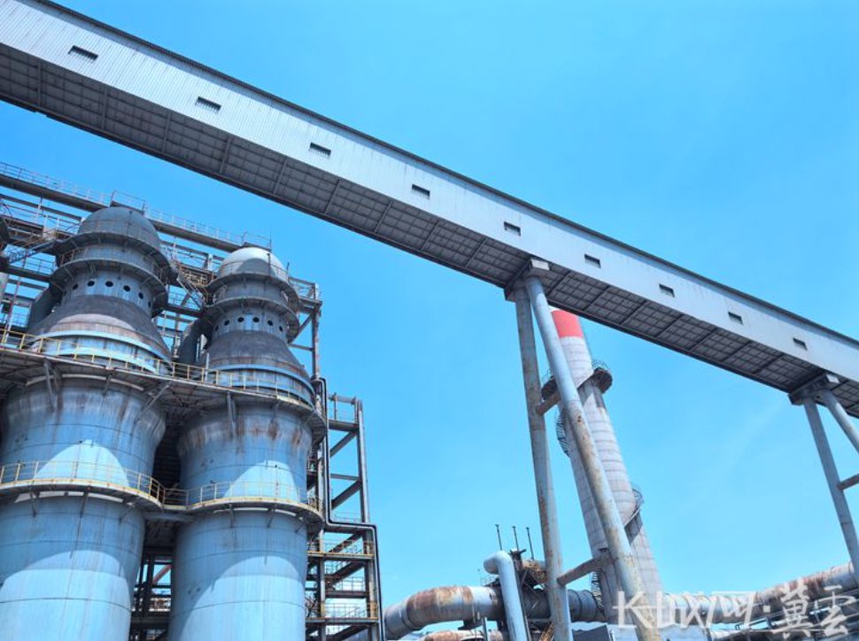 冀南钢铁公司空中遍布皮带通廊,用料不见料,用煤不见煤