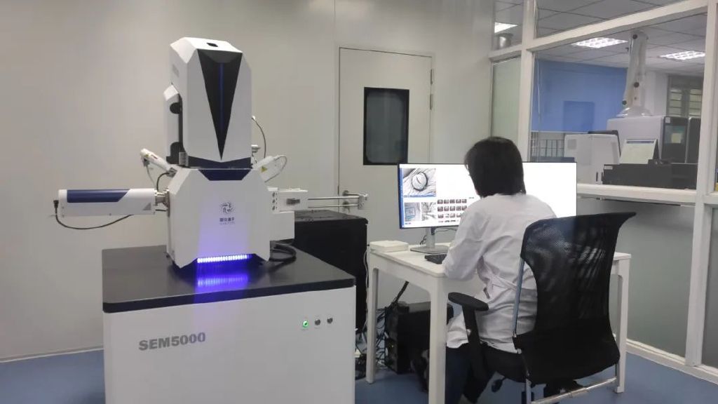 作科所技术人员在操作场发射扫描电子显微镜。科技日报记者 沈唯 摄