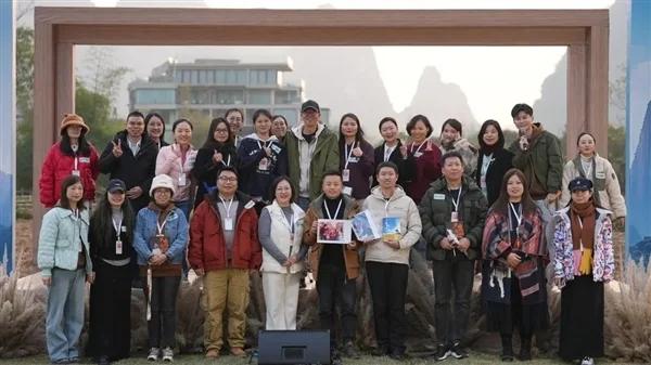 图｜在东方甄选三周年活动中，俞老师与用户朋友们合影