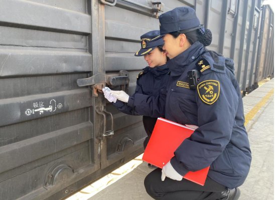 兰州海关所属敦煌机场海关关员对出口温石棉的货运列车进行监管 赵冠宏 摄