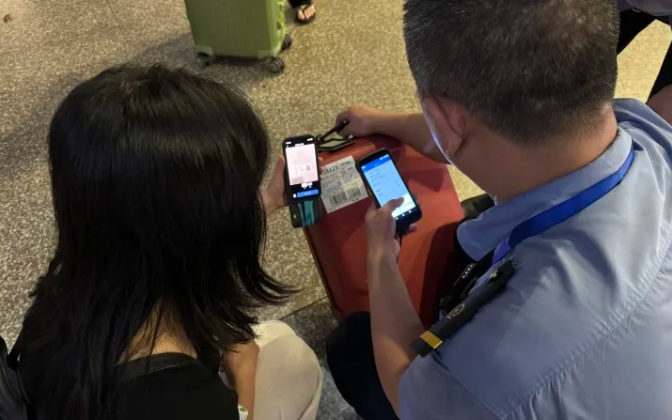 ▲游客在高铁站台接收行李。图/杭州发布