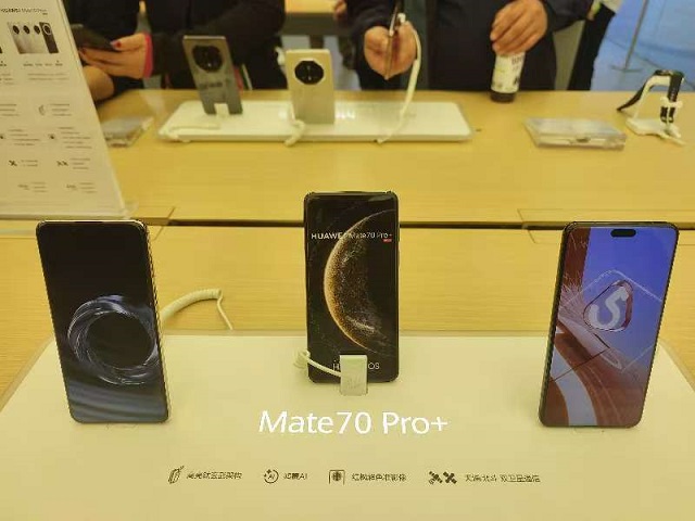 　　深圳华强北华为授权体验店展示Mate 70 Pro+手机 本报记者 张兴旺 摄