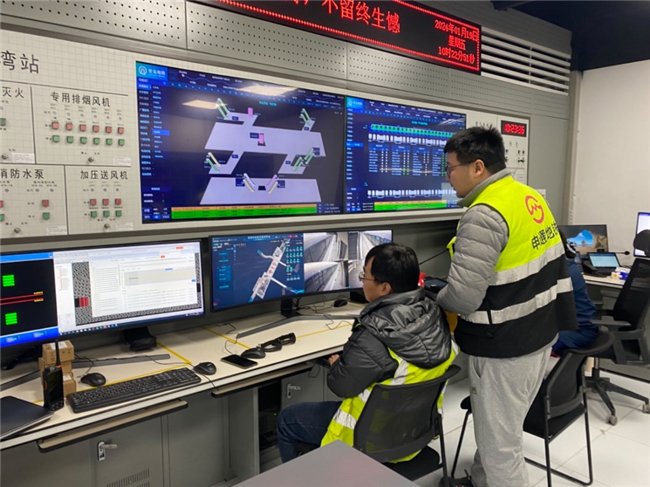 图| 海信青岛地铁6号线项目工程师在车控室调试设备