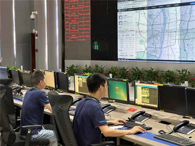 图| 海信工程师在长沙交通指挥中心工作