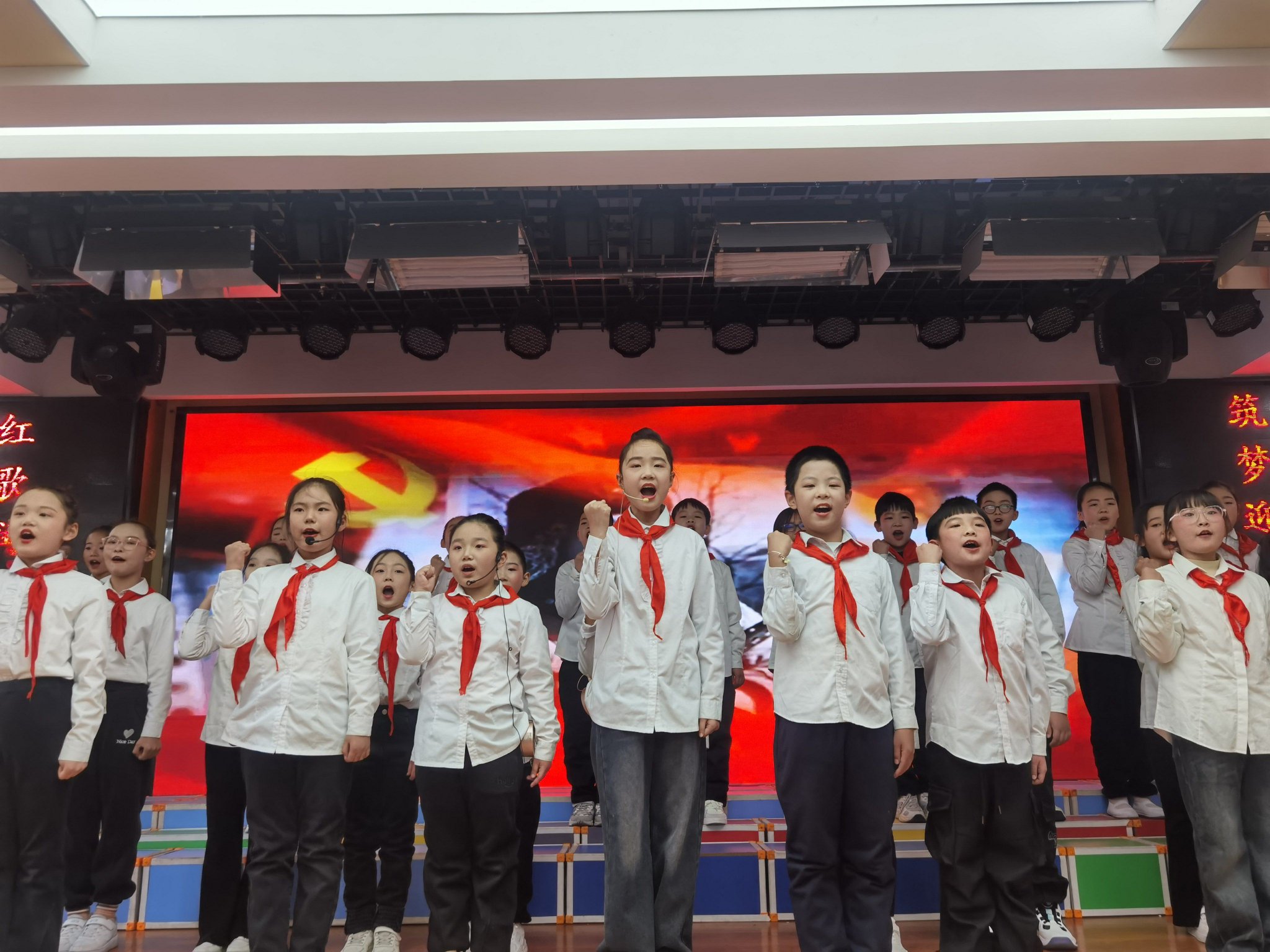 红歌嘹亮迎元旦 雷锋之光耀校园 中原区伏牛路第四小学迎元旦红歌传唱