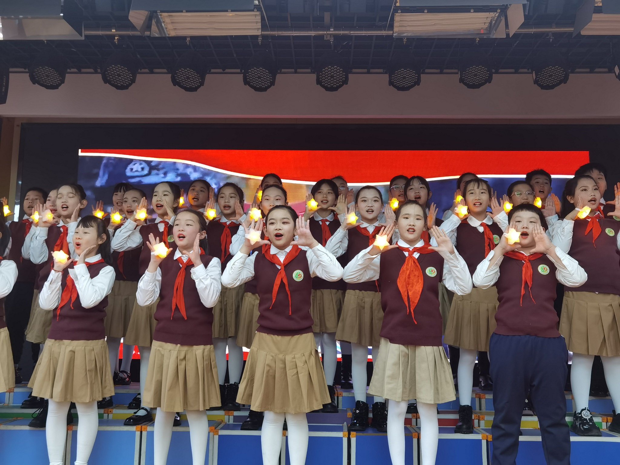 红歌嘹亮迎元旦 雷锋之光耀校园 中原区伏牛路第四小学迎元旦红歌传唱