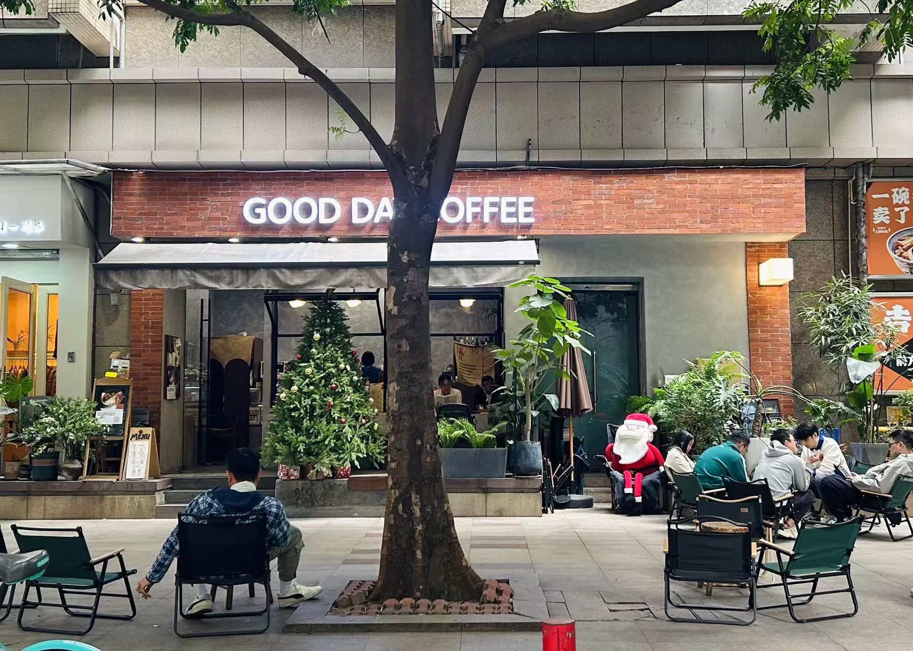 街头咖啡馆（图源：时代财经王晨婷/摄）