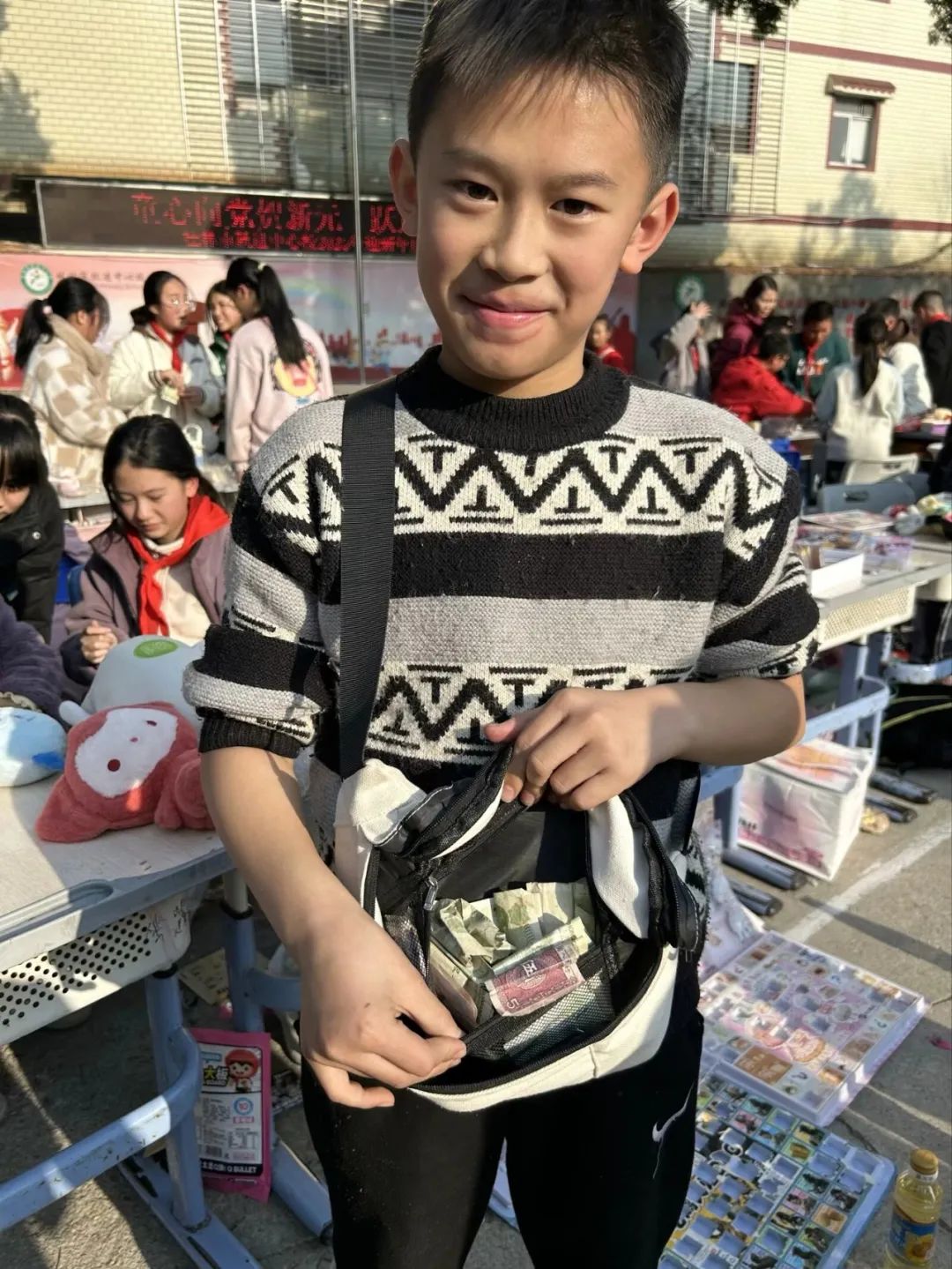 童心向党贺新元 跃进学子展新篇