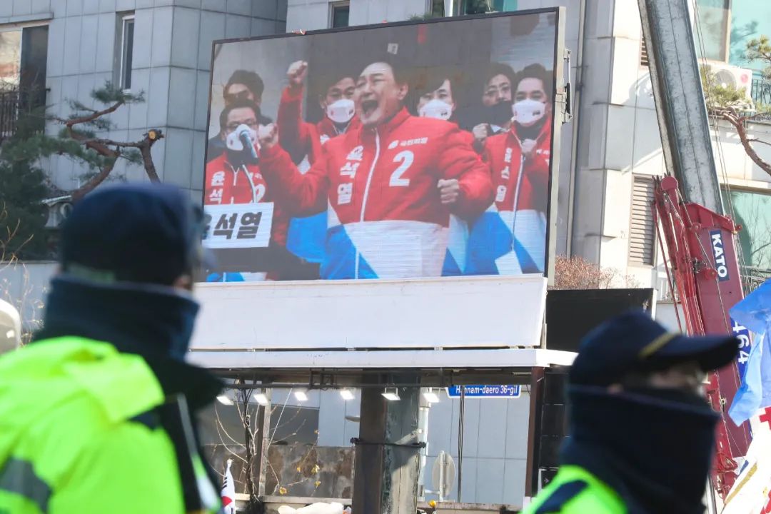 1月3日,尹锡悦的撑握者在韩国首尔龙山区汉南洞的总统官邸隔邻举行集结,观察在集结隔邻执勤。新华社记者姚琪琳 摄