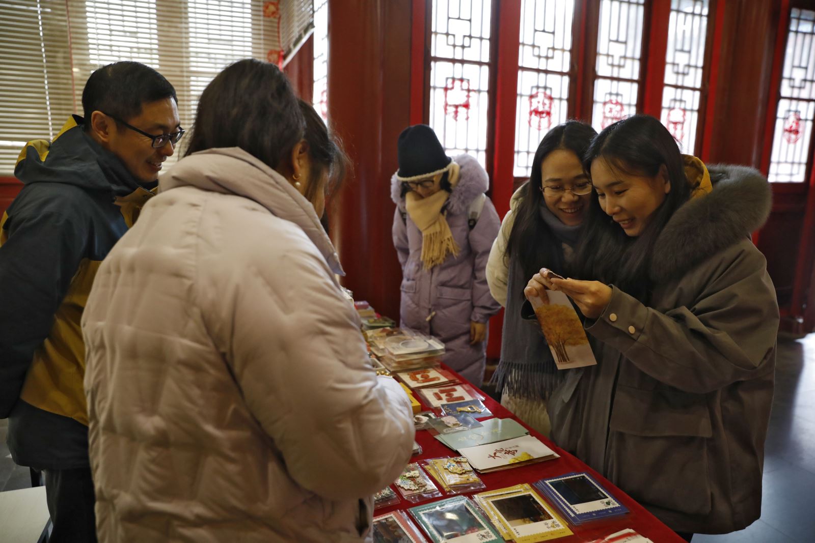 观众在文创市集挑选各博物馆的“镇馆之宝”