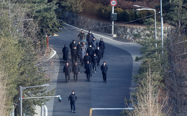 △1月3日中午,韩国公相易与总统警卫处相持超5小时后离开