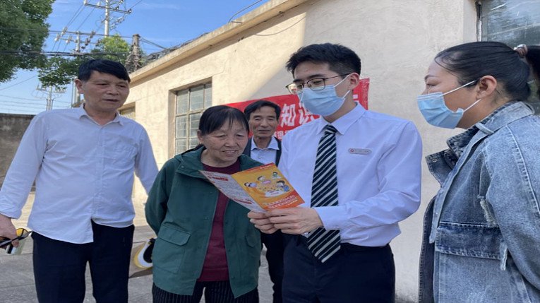 （浙商银行金融顾问走进乡村科普普惠金融相关政策）