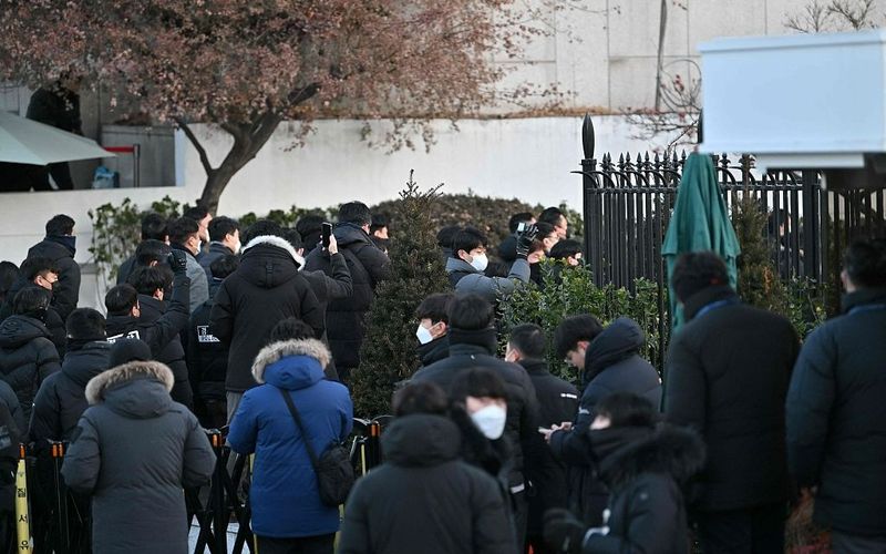 △当地时间1月3日，韩国调查人员抵达总统官邸外，尝试逮捕尹锡悦。